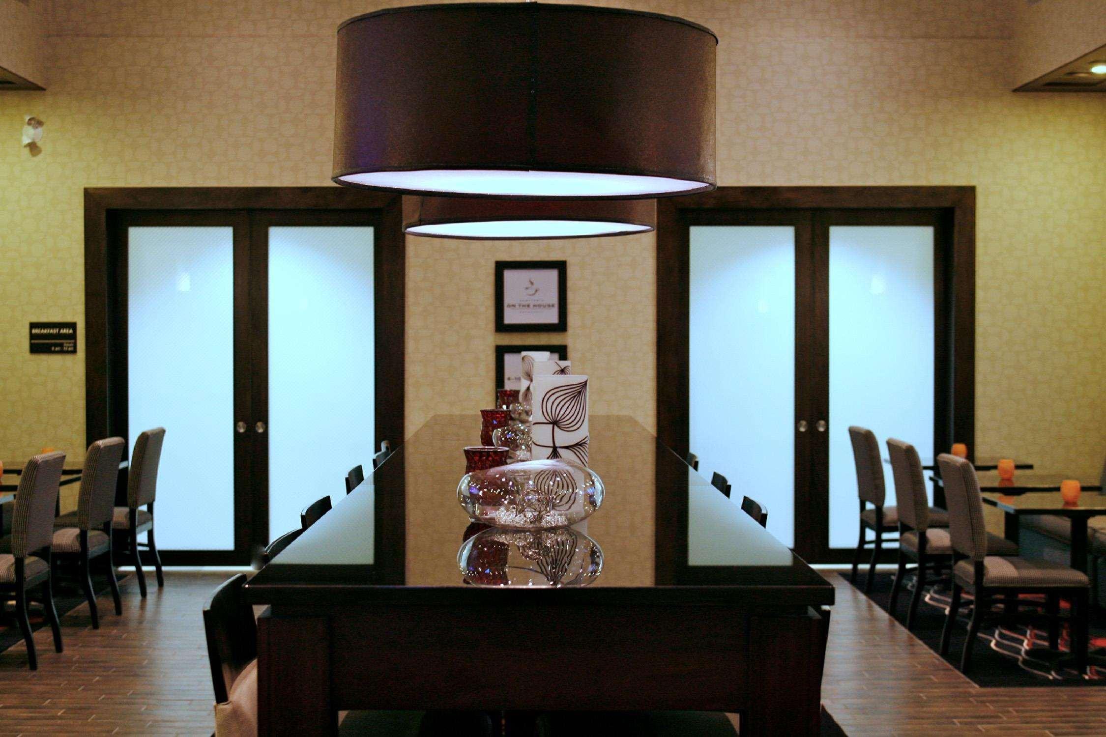 Hampton Inn & Suites Red Deer Penhold Restoran gambar