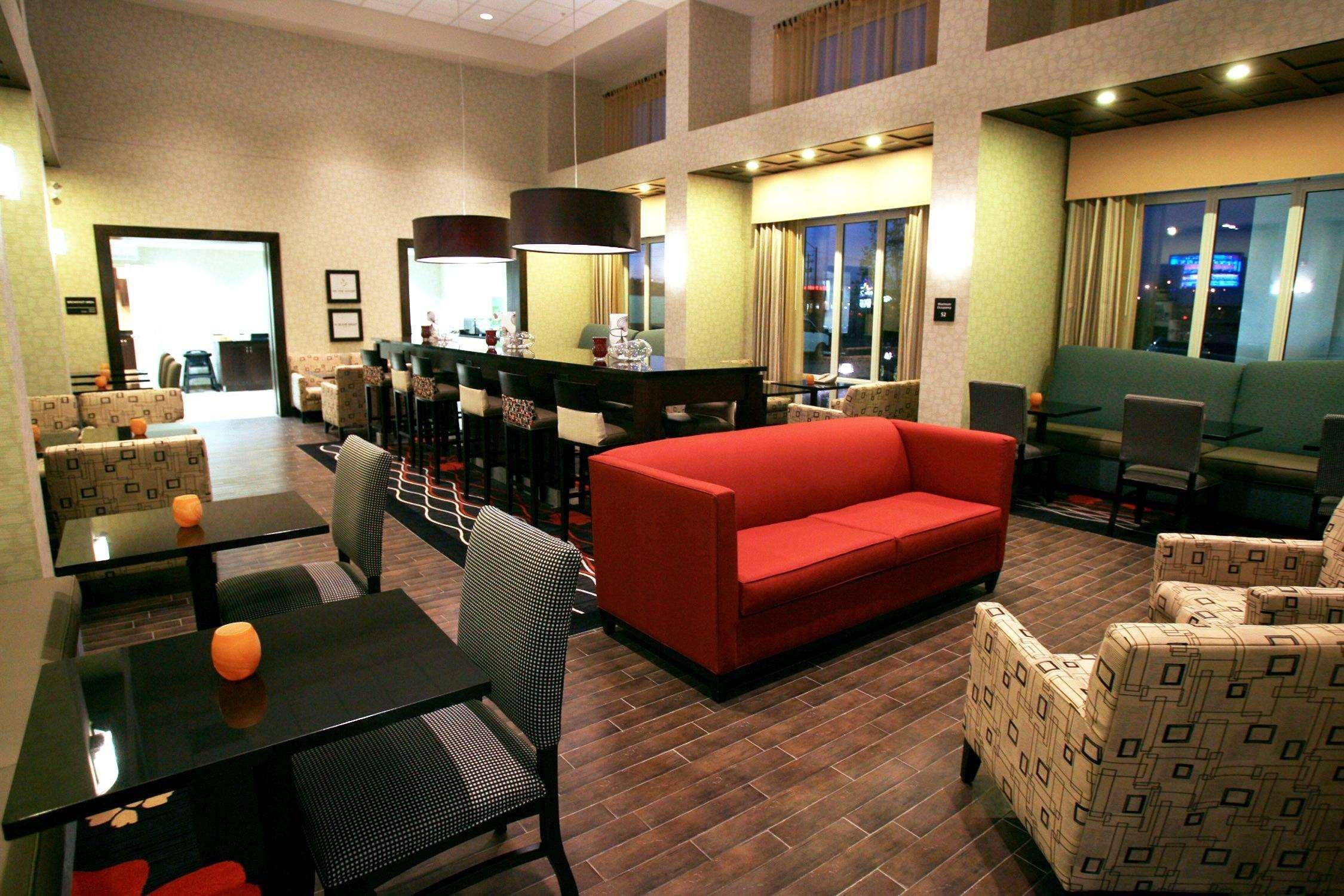 Hampton Inn & Suites Red Deer Penhold Restoran gambar