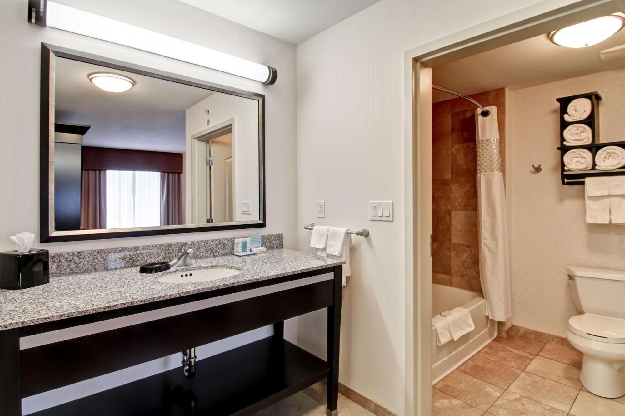 Hampton Inn & Suites Red Deer Penhold Luaran gambar