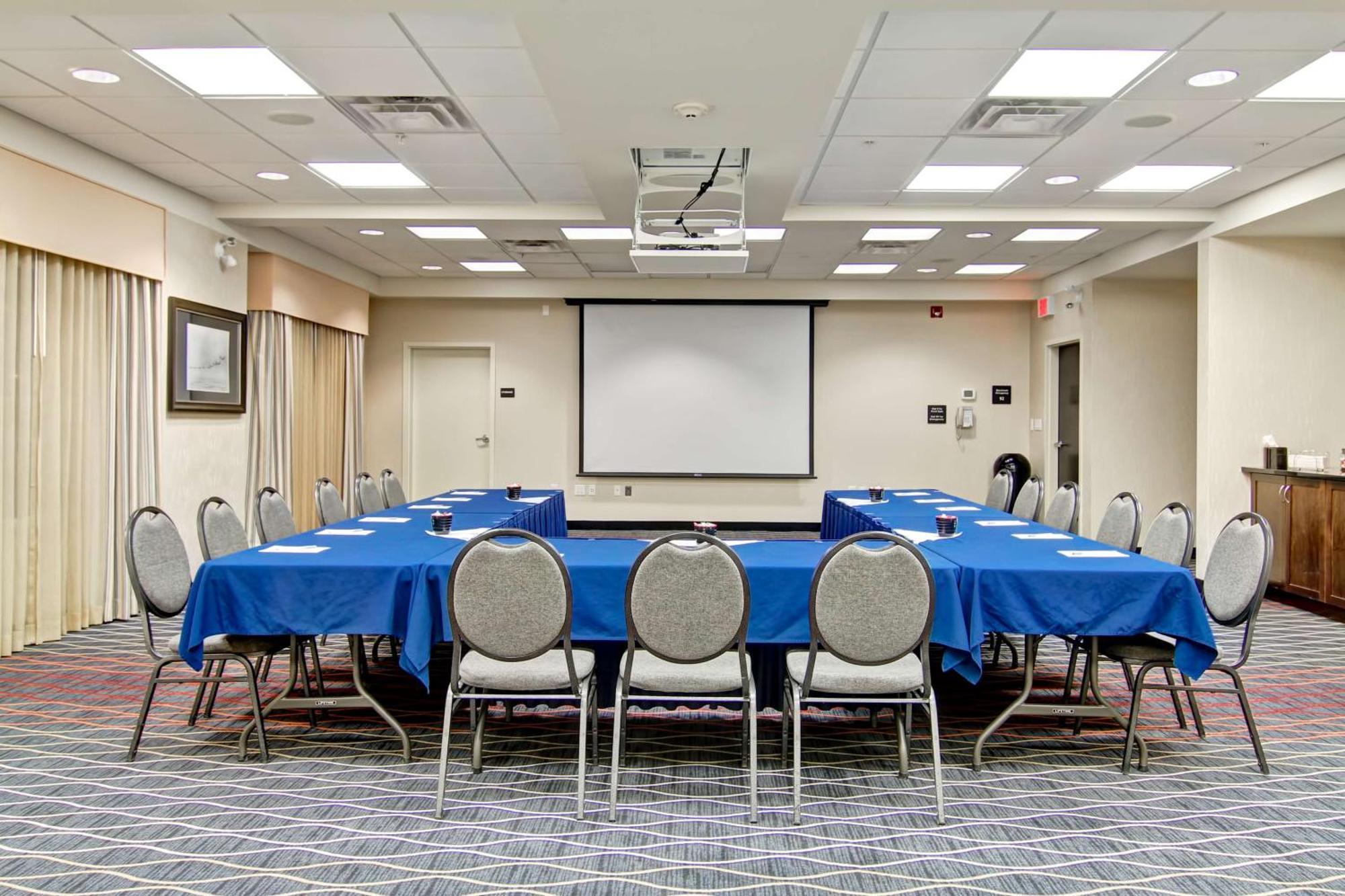 Hampton Inn & Suites Red Deer Penhold Luaran gambar