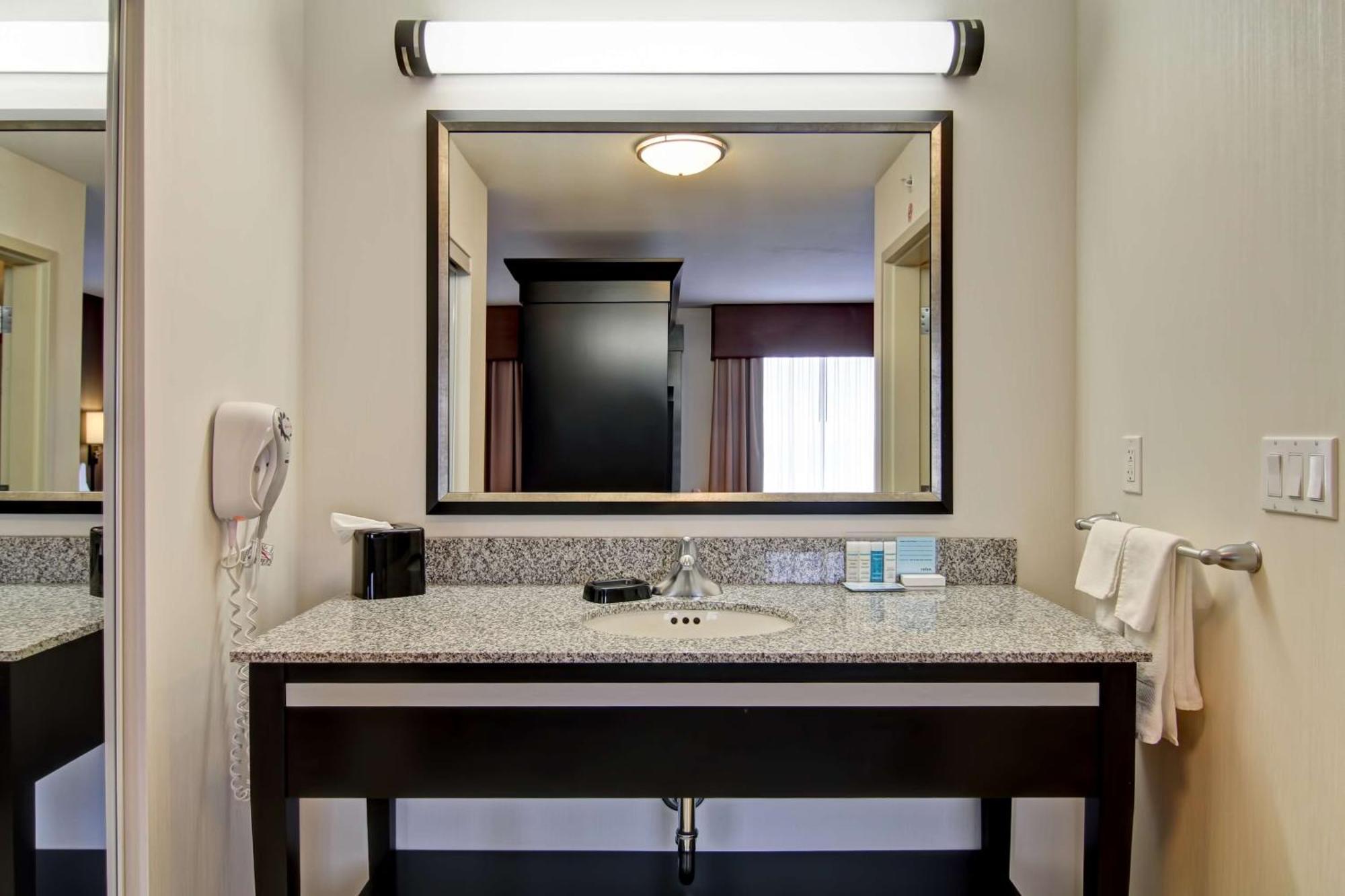 Hampton Inn & Suites Red Deer Penhold Luaran gambar