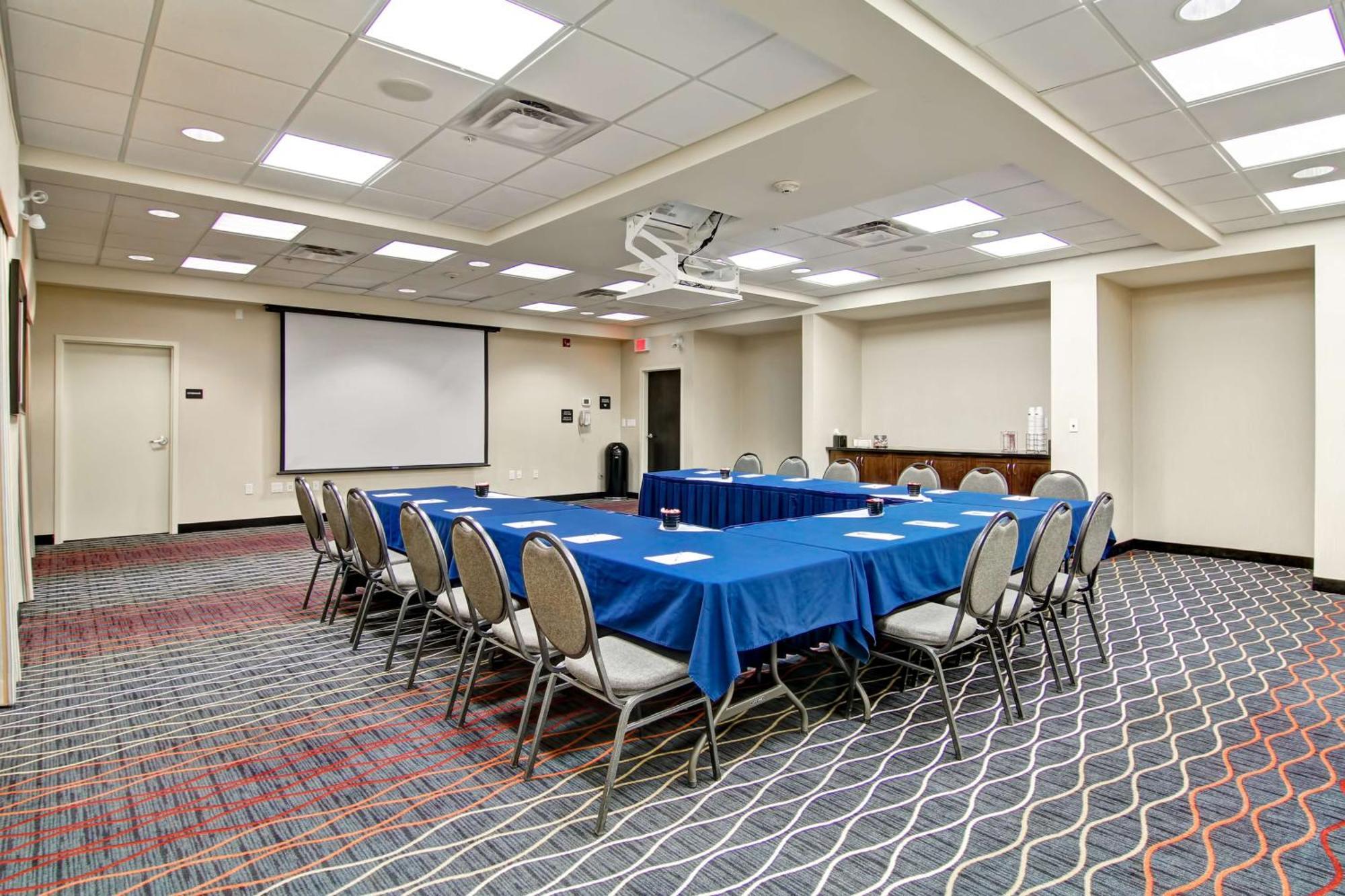 Hampton Inn & Suites Red Deer Penhold Luaran gambar
