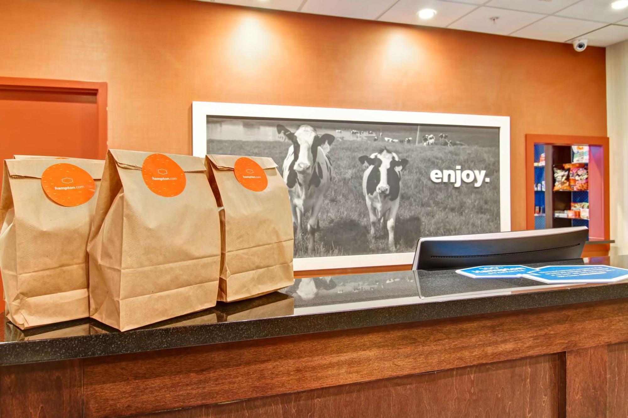 Hampton Inn & Suites Red Deer Penhold Luaran gambar