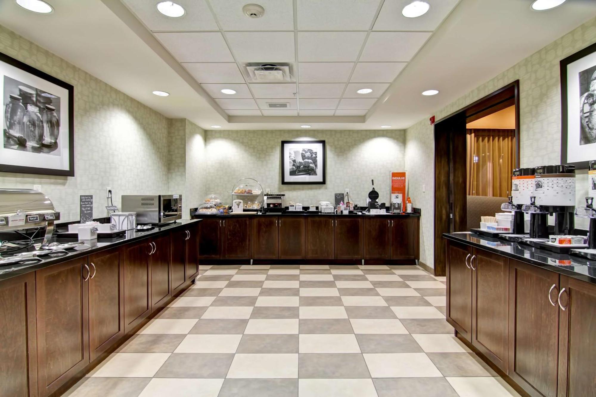 Hampton Inn & Suites Red Deer Penhold Luaran gambar