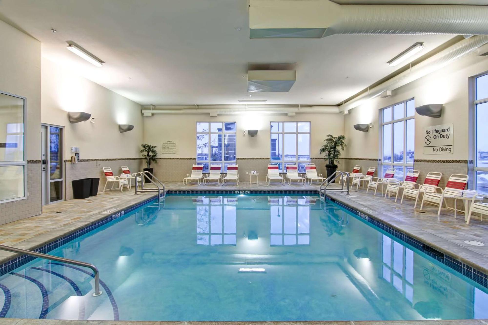 Hampton Inn & Suites Red Deer Penhold Luaran gambar