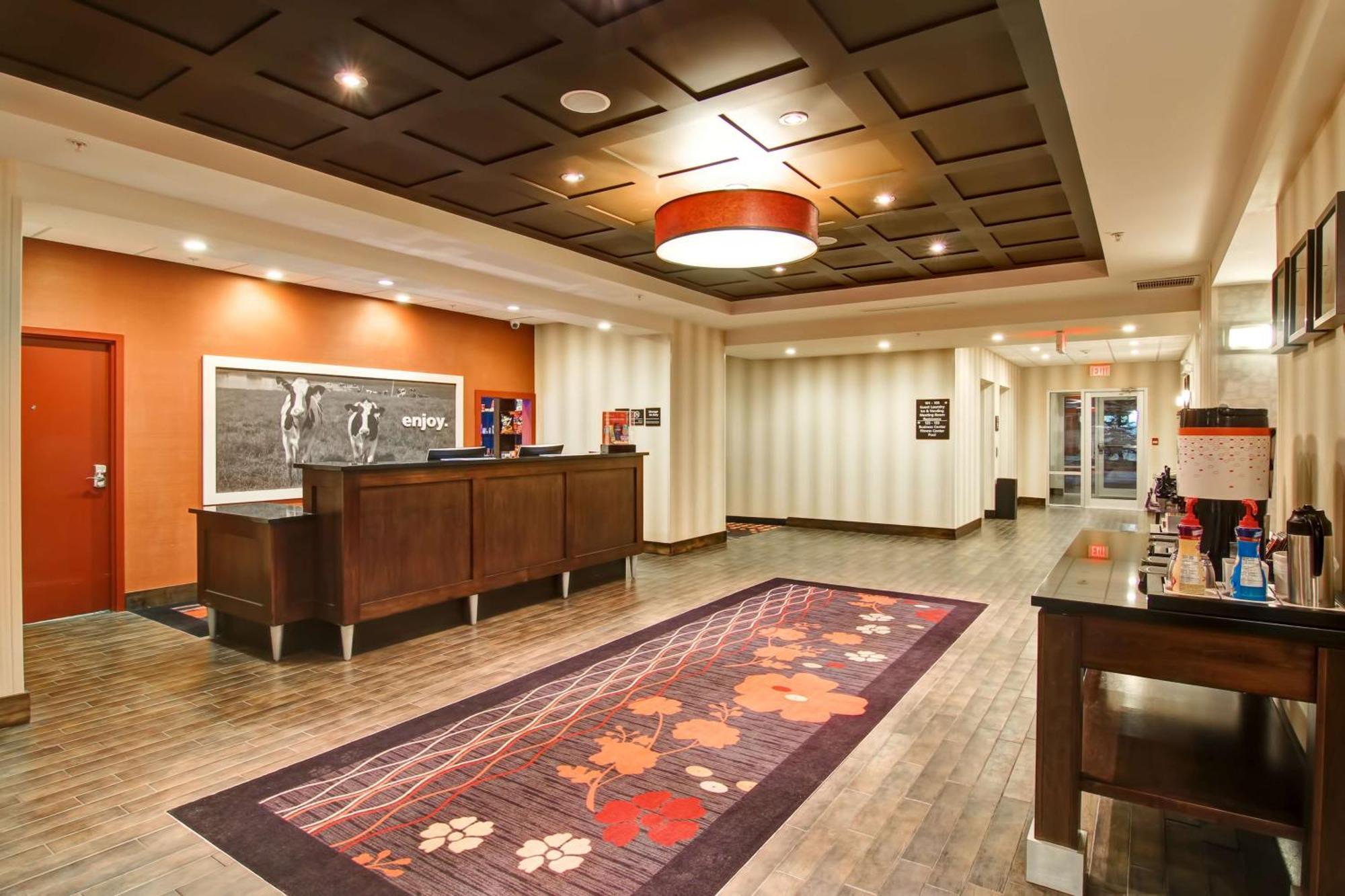 Hampton Inn & Suites Red Deer Penhold Luaran gambar
