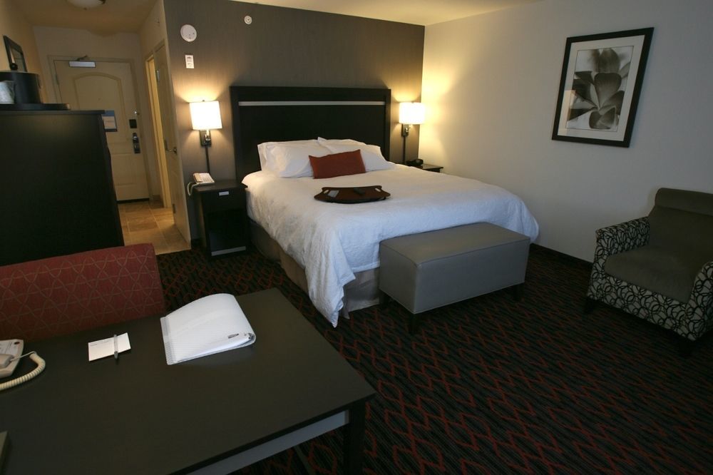 Hampton Inn & Suites Red Deer Penhold Luaran gambar